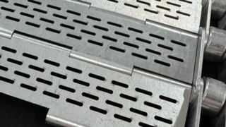 Transportband van metalen platen met gat voor ovenbakkerij gloeioven tunnelkoeling