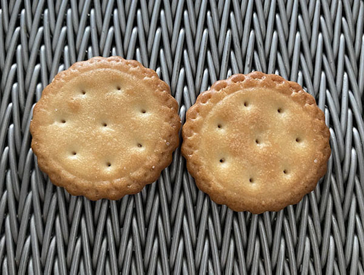 Vlak gewalst koekje bakken Hittebestendige metaalverbinding gebalanceerde oven haringbeen draad vriezer mesh transportband