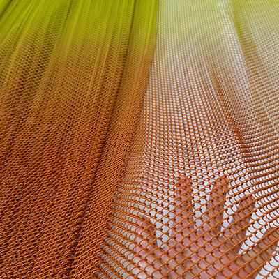 Gegradueerde Kleur Aluminium Ketting Link Mesh Metalen Spiraal Gordijn Plafonddecoratie in een Restaurant