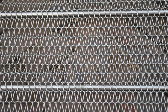 De hittebestendige Draad Mesh Chain Conveyor Belt van het Voedselroestvrije staal voor het koken van ss 304 316
